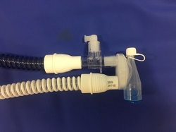 7.7 Attach adaptor between inspiratory limb (blue) and swivel vent connector